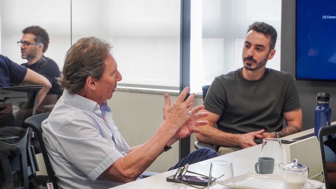 Empresários conversando em uma experiência da Marvee