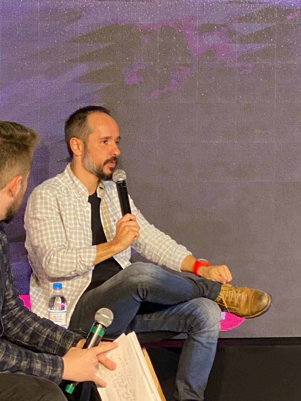 Rafa Silva falando em painel
