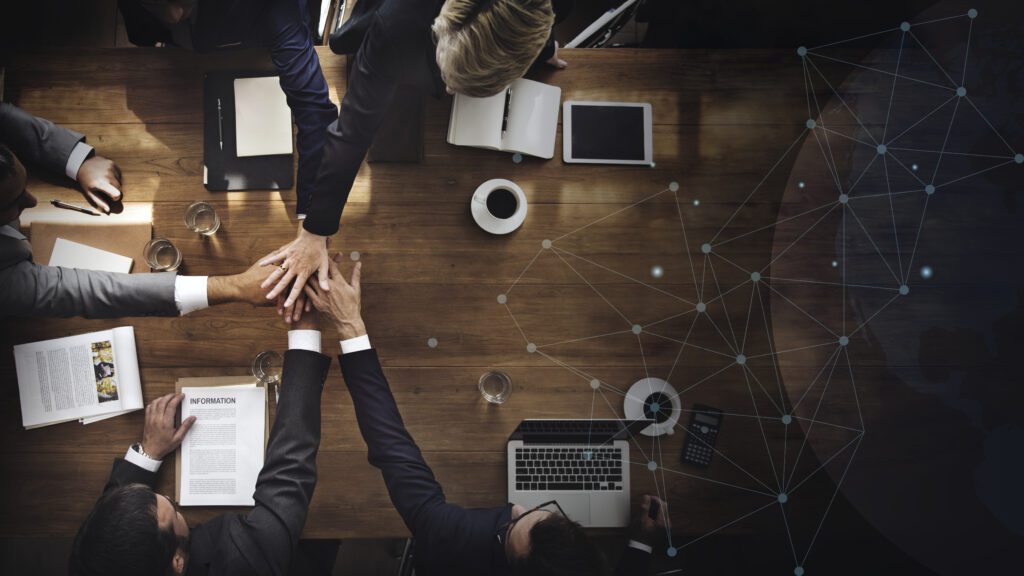 o que levar em consideração ao abrir uma empresa 1 imagem de equipe colaborativa discutindo o que levar em consideração ao abrir uma empresa?