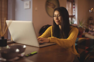 mulher em computador emitindo certidões negativas