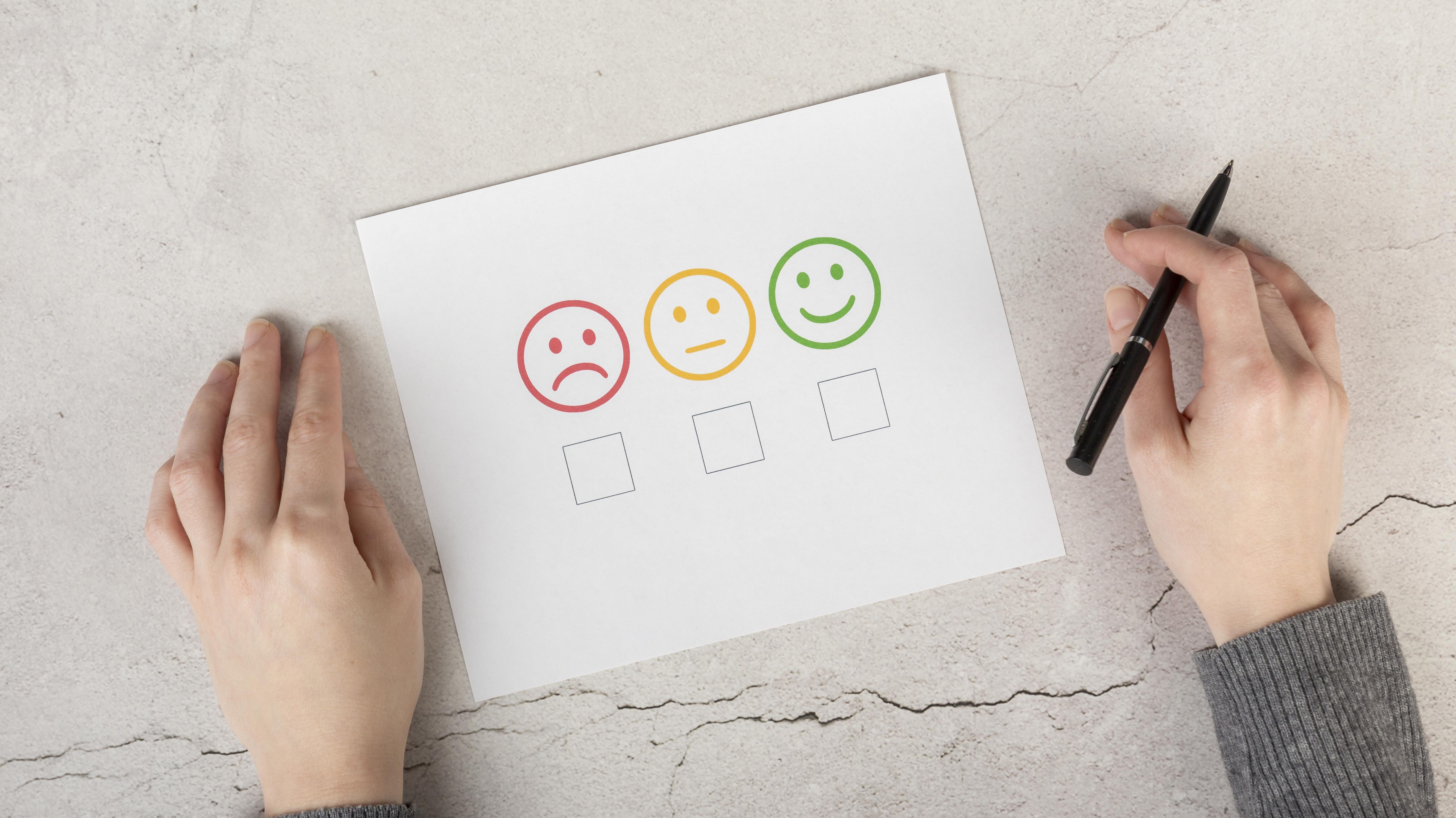 tipos de clientes: como lidar e transformá-los em fãs da sua marca 1 ícones de rostos nas cores vermelha, amarela e verde representando os diferentes tipos de cliente — detratores, neutros e promotores — no contexto do relacionamento com a marca.