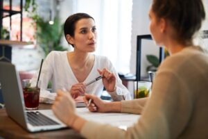 encerramento de empresas: cuidados e procedimentos para finalizar um cnpj 3 grupo de pessoas conversando sobre o encerramento de empresas