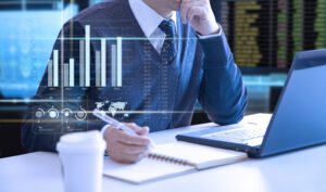 quanto custa contratar um bpo financeiro? 1 homem no escritorio pesquisando quanto custa bpo financeiro?