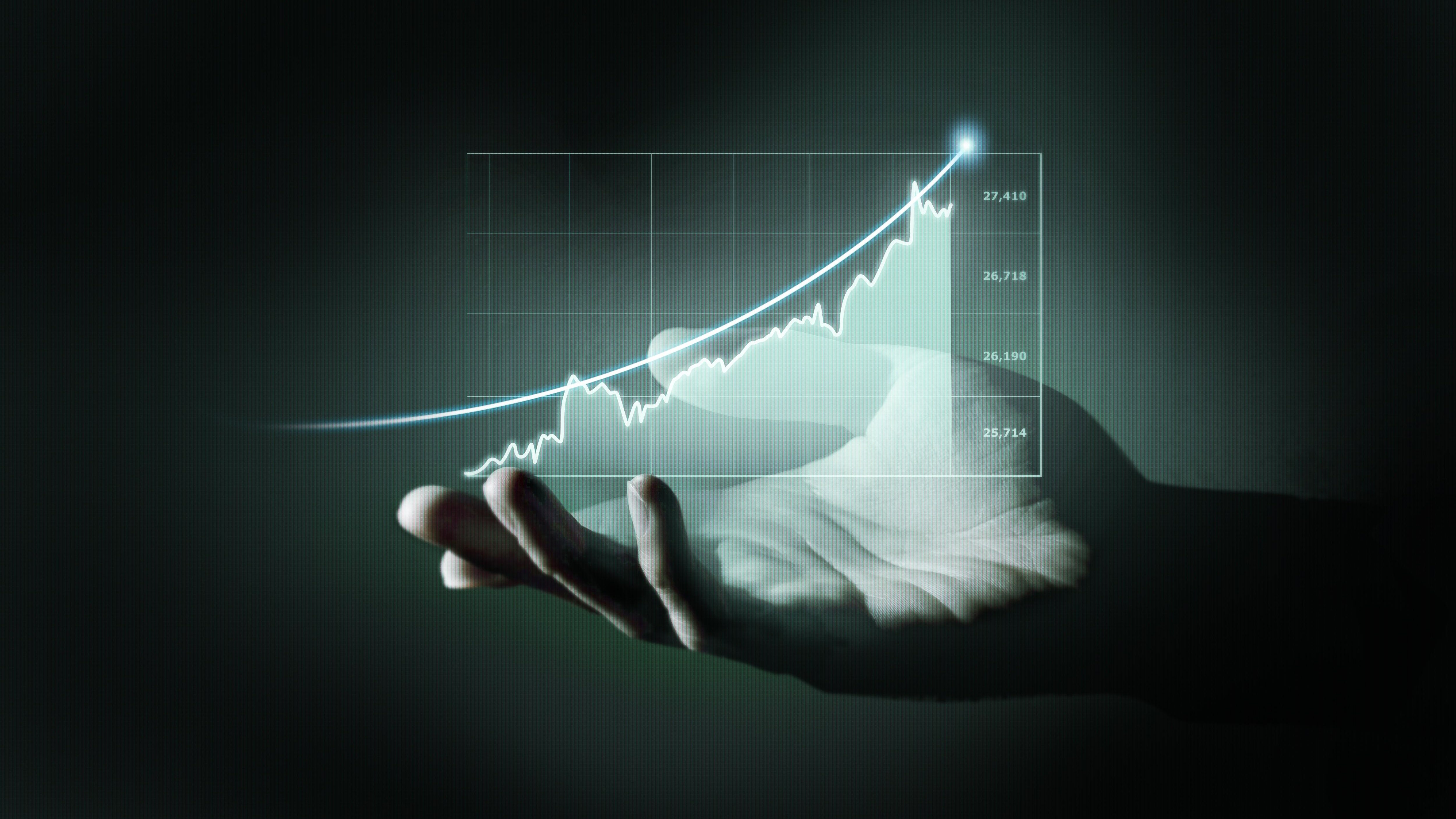 indicadores financeiros: como saber se sua empresa está financeiramente saudável? 1 mão segurando um gráfico de crescimento, representando análise de indicadores financeiros positivos e projeções de crescimento da empresa.