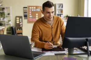 bpo financeiro para infoprodutores: controle de lançamentos e receitas recorrentes 4 empreendedor digital organizando as finanças com apoio de bpo financeiro para infoprodutores, focado na criação de conteúdo e crescimento do negócio