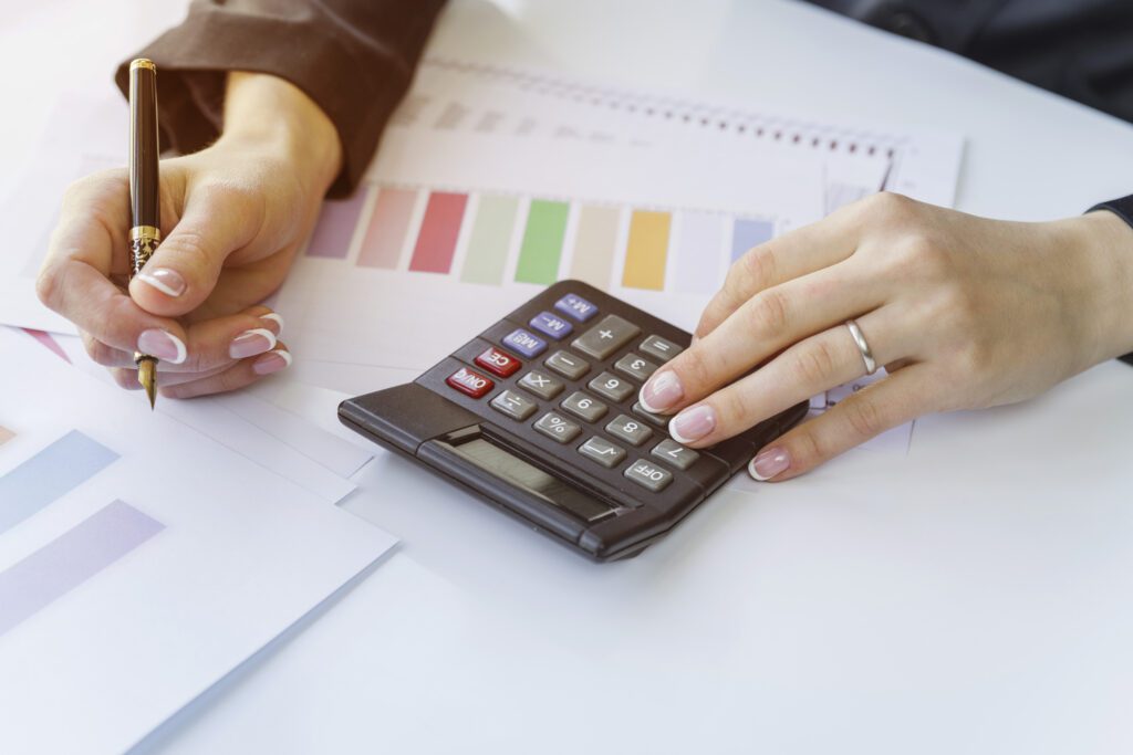 o que é burn rate e como controlar com bpo 1 funcionarios analizando o burn rate empresarial