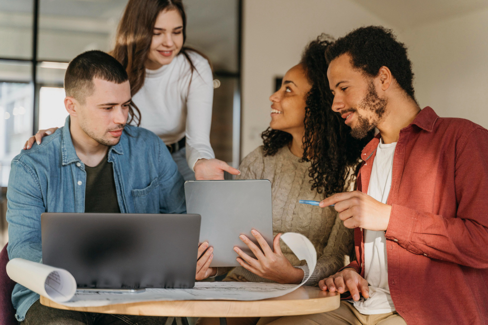 como escolher empresa de bpo financeiro confiável? 2 pessoa de negócios olhando para gráficos de finanças, representando análise financeira e tomada de decisões de como escolher empresa de bpo financeiro