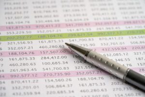 por que o fluxo de caixa é mais importante que o lucro? 3 pen spreadsheet paper with graph finance account statistics analytic research data economy stock exchange trading business company meeting concept