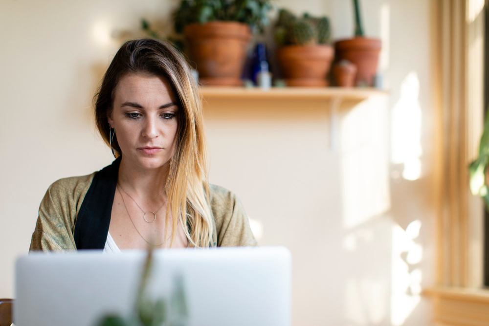 como emitir guia das mei e cuidar da sua gestão financeira como mei 2 mulher em frente a um notebook pensando sobre como emitir guia das mei.