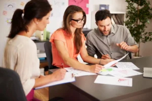 Equipe discutindo opções de financeiro terceirizado ou consultoria para otimizar processos financeiros.