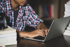 Pessoa pesquisando sobre financeiro de empresa e seus principais processos