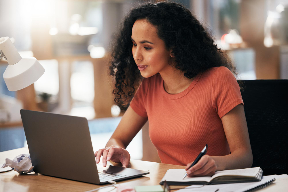 para que serve um erp na gestão financeira de empresas de serviços? 1 mulher pesquisando sobre erp para empresas de serviços